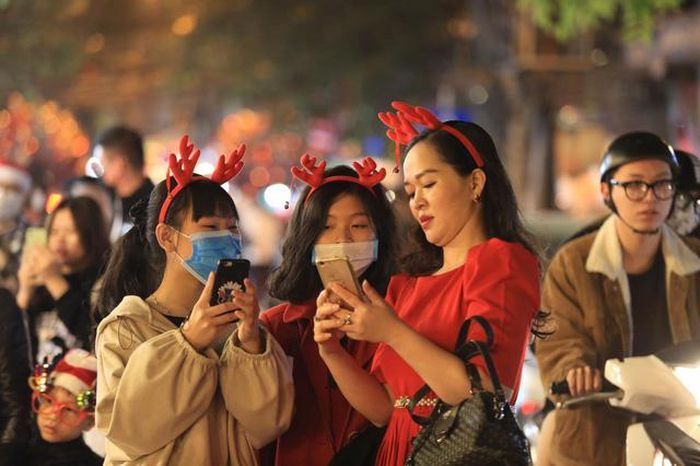 Không ít bạn trẻ tranh thủ kéo nhau lên nhiều tuyến phố trung tâm của Thủ đô để tận hưởng không khí.