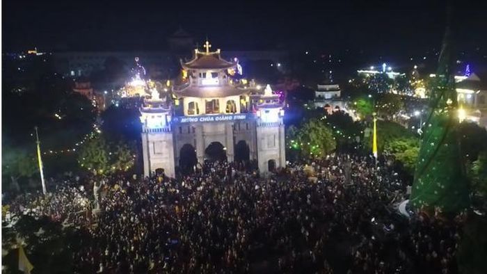 Khung cảnh nhà thờ nhìn từ trên cao.