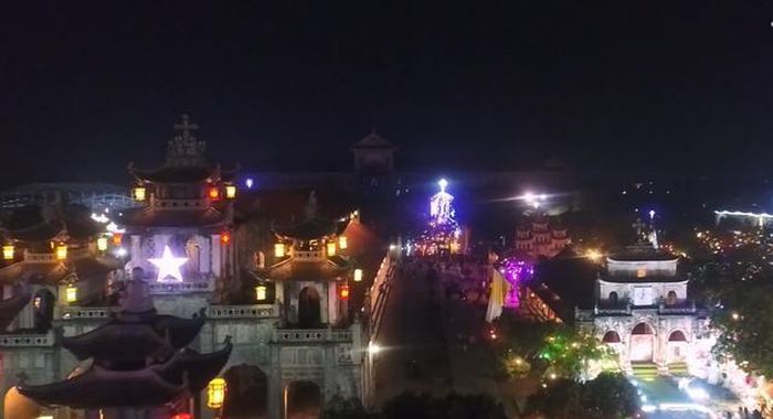 Nhà thờ đá Phát Diệm được xem là một trong những nhà thờ lớn bậc nhất trong vùng.