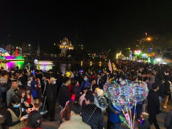 Lúc 21h, hàng nghìn người khắp nơi đã kéo đến Nhà thờ để tận hưởng không khí Giáng sinh.