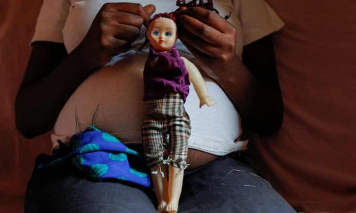 Một nữ sinh 17 tuổi mang thai 7 tháng ở Kibera, Nairobi. Ảnh: Reuters.
