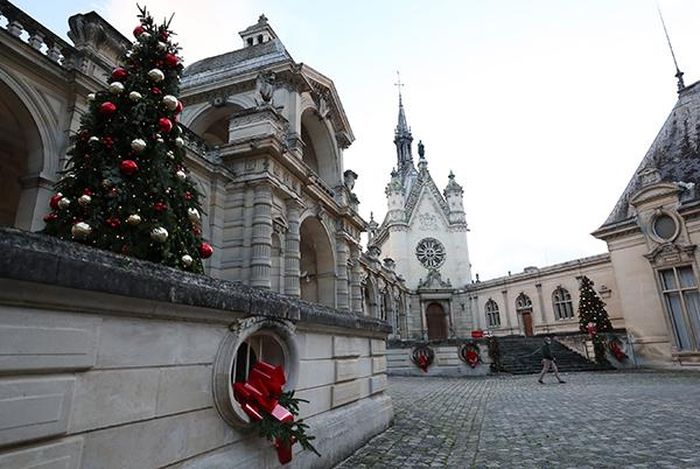Trang trí cây thông Noel tại Lâu đài Chantilly ở Paris, Pháp, ngày 23/12/2020. Ảnh: THX/TTXVN