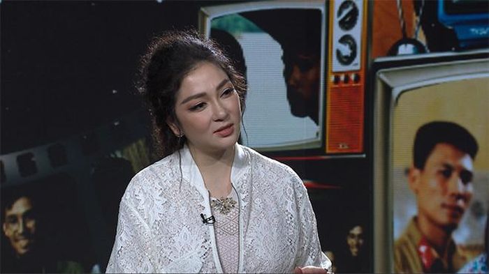 Hoa hậu Nguyễn Thị Huyền trò chuyện vai diễn trong "Thời xa vắng"