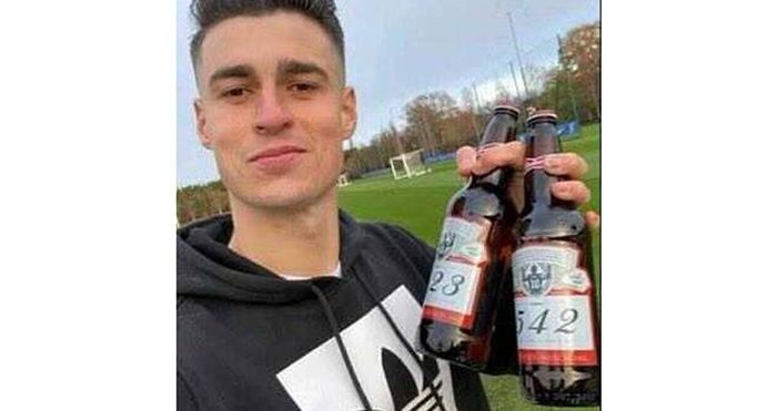 Và Kepa bên những chai bia được gửi tới làm quà tặng.
