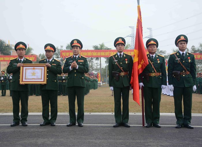 Thừa ủy quyền của Chủ tịch nước, Thượng tướng Phan Văn Giang trao Huân chương Quân công hạng Ba tặng Sư đoàn 312.
