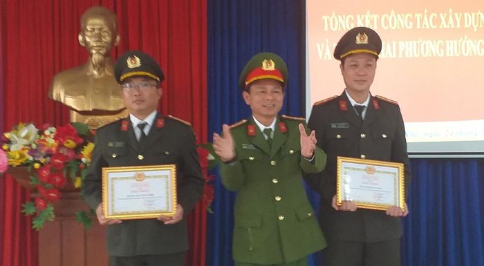 Thượng tá Trần Văn Tám- Trưởng CAQ Thanh Khê khen thưởng 2 chi bộ đạt danh hiệu "Trong sạch, vững mạnh tiêu biểu".