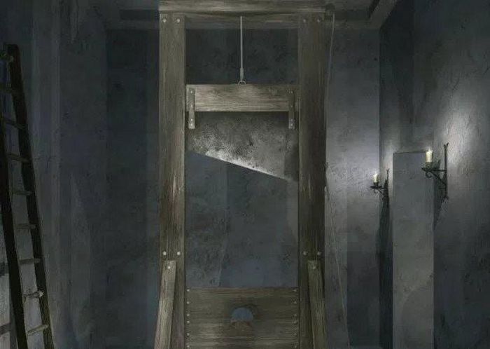 Ngày 25/3/1792, Quốc hội Pháp thông qua quyết định dùng máy chém (guillotine) làm công cụ để xử tử tử tù. Trước khi máy chém được đưa vào sử dụng ở Pháp, người ta tiến hành thử nghiệm máy chém với các đối tượng như cừu, bê và tử thi.