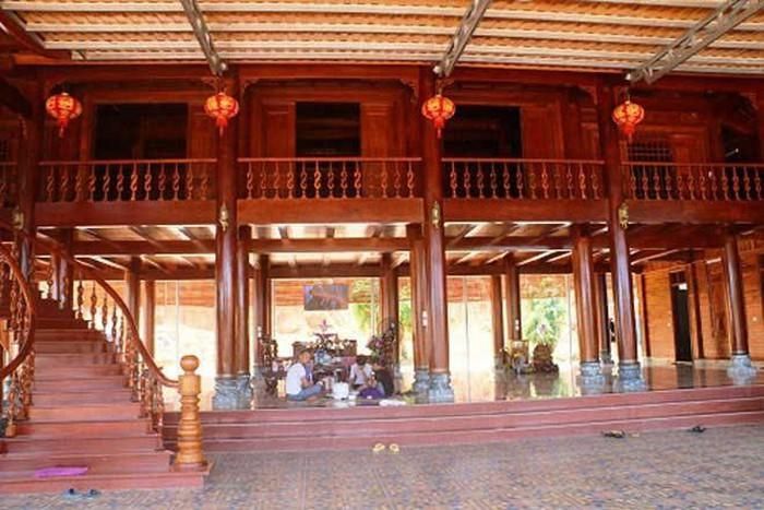 Chủ nhân không tiết lộ tổng chi phí cho việc xây dựng, nhưng theo một số người có kinh nghiệm trong lĩnh vực kinh doanh lâm sản, để làm được ngôi nhà này (tiền đất, gỗ, công thợ, nội thất ...) phải gần 100 tỷ đồng. Ảnh: Người đưa tin.