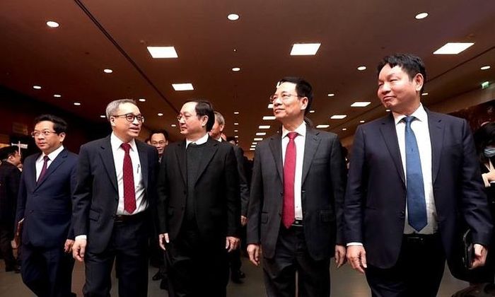 Bộ trưởng Bộ TT&amp;TT Nguyễn Mạnh Hùng (thứ 2 từ phải sang) cùng các đại biểu tham quan triển lãm sản phẩm công nghệ Make in Vietnam tại diễn đàn.