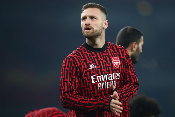 Barca tiến gần đến hợp đồng với Mustafi