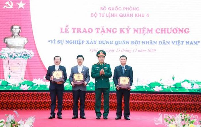 Trung tướng Trần Võ Dũng - Bí thư Đảng ủy, Chính ủy Quân khu 4 trao Kỷ niệm chương “Vì sự nghiệp xây dựng Quân đội nhân dân Việt Nam” cho các đồng chí lãnh đạo, nguyên lãnh đạo tỉnh Nghệ An. Ảnh: Thành Duy