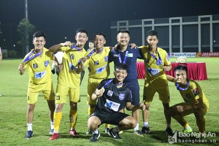 HLV Phạm Văn Quyến tiếp tục đồng hành cùng các cầu thủ đã cùng anh vô địch U15 QG năm 2019 và U17 năm 2020. Ảnh: TK