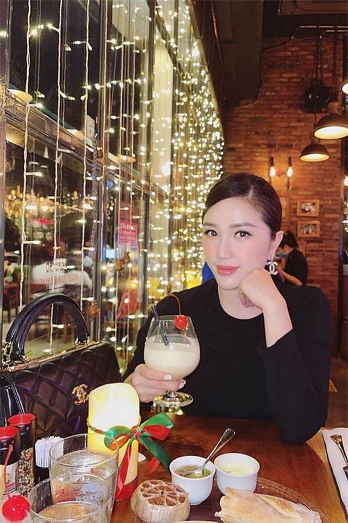Bận rộn kinh doanh, doanh nhân Phan Lĩnh sắp xếp cùng bà xã - ca sĩ Bảo Thy - tận hưởng buổi tối lãng mạn.