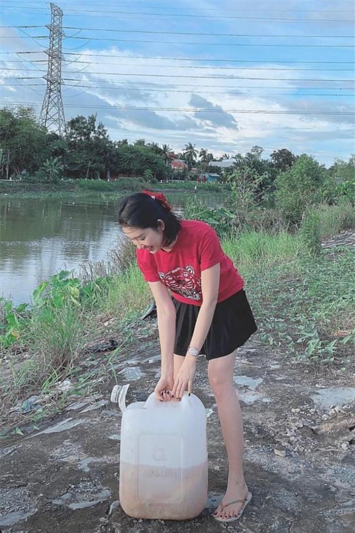 Diễn viên Thúy Ngân về quê Tiền Giang chăm bố bị bệnh. Cô tranh thủ phóng sinh cá để cầu nguyện sức khỏe, bình an cho người thân.