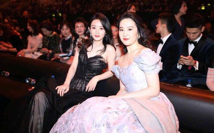 Lưu Diệc Phi bị chê béo trông thấy rõ khi ngồi cạnh với Triệu Lệ Dĩnh. Kiểu váy dường như quá chật so với body của cô 