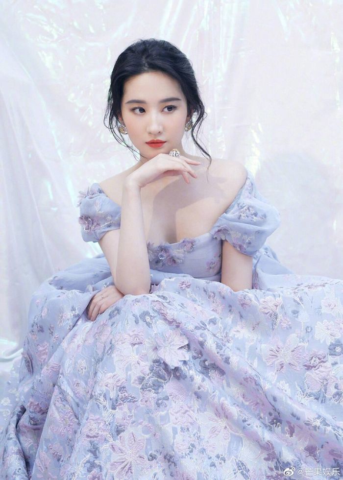Lưu Diệc Phi diện bộ váy công chúa kiểu cổ điển, màu sắc nhã nhặn, nổi bật khí chất thần tiên thoát tục với hình ảnh đã chỉnh sửa photoshop khi tham dự Đêm hội Weibo hồi đầu năm nay