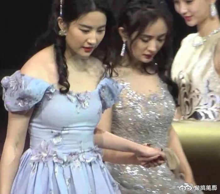 Đứng bên cạnh Dương Mịch mà vòng eo của cô toàn ngấn mỡ 