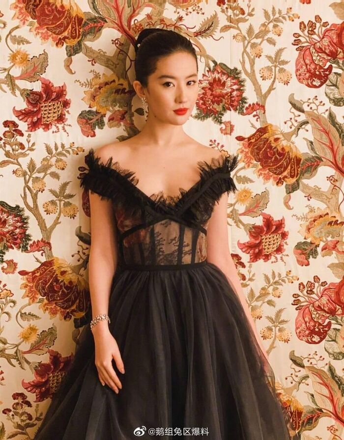 Với bộ váy đen xuyên thấu trong tấm hình được chỉnh sửa kĩ càng khi người đẹp lên đồ để đi quảng bá phim Mulan của mình vào hồi tháng 3 năm nay