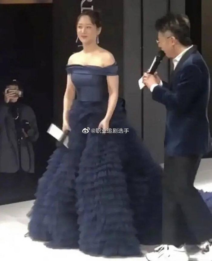 Thế nhưng hình ảnh này thì thấy rõ thân hình tròn trĩnh của cô với bờ vai cùng bắp tay to và thô 