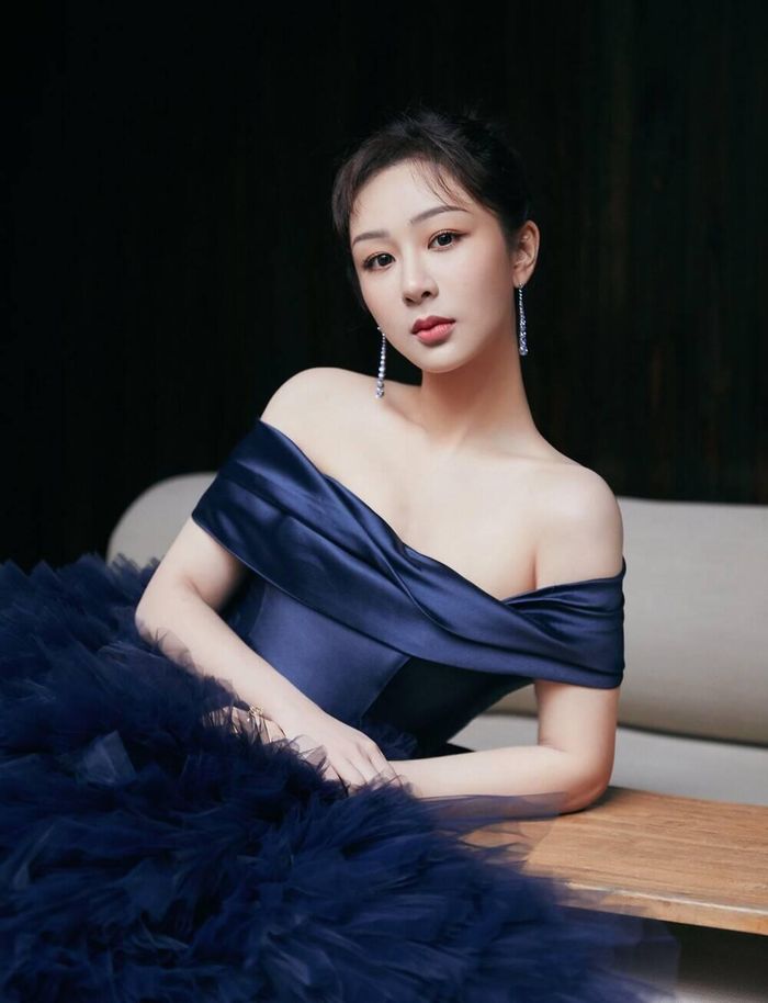 Hình đã qua chỉnh sửa khi cô diện váy xanh dương trễ vai với bờ vai thon gọn 