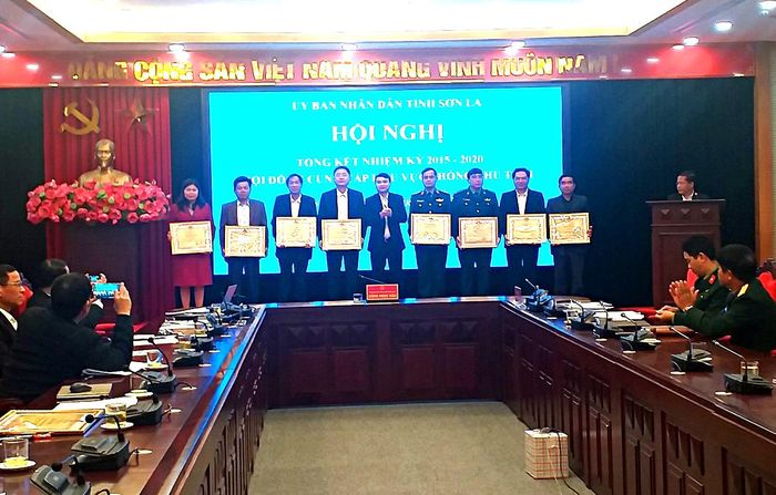 Khen thưởng các tập thể hoàn thành xuất sắc nhiệm vụ trong giai đoạn 2015-2020. Ảnh: ĐỨC THỊNH.
