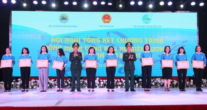 Lãnh đạo Bộ Tư lệnh BĐBP trao khen thưởng cho Hội phụ nữ các tỉnh, thành đạt thành tích xuất sắc trong triển khai Chương trình “Đồng hành cùng phụ nữ biên cương” giao đoạn 2018-2020. Ảnh Kim Nhượng