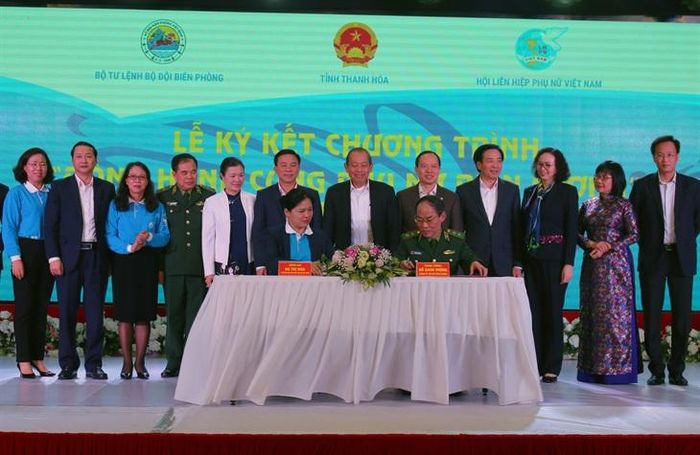 Đồng chí Hà Thị Nga, Chủ tịch Hội LHPN Việt Nam và Trung tướng Đỗ Danh Vượng, Chính ủy BĐBP ký Kế hoạch thực hiện Chương trình "Đồng hành cùng phụ nữ biên cương" giai đoạn 2021-2025. Phó Thủ tướng Thường trực Chính phủ Trương Hòa Bình và các đại biểu dự hội nghị chứng kiến lễ ký. Ảnh: TTH
