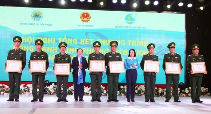 Hội LHPN Việt Nam trao khen thưởng cho các tập thể và cá nhân thuộc lực lượng BĐBP thực hiện xuất sắc Chương trình "Đồng hành cùng phụ nữ biên cương". Ảnh: TTH