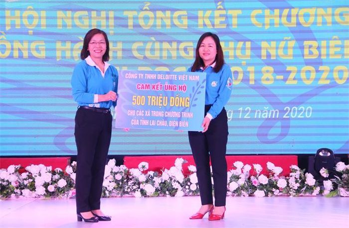 Đại diện nhà tài trợ trao hỗ trợ kinh phí trị giá 500 triệu đồng cho Hội Phụ nữ tỉnh Lai Châu và Điện Biên để triển khai Chương trình “Đồng hành cùng phụ nữ biên cương” giai đoạn 2021-2025.