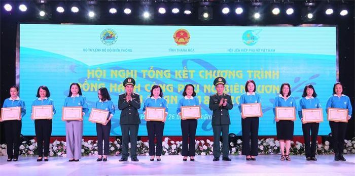 Trung tướng Đỗ Danh Vượng, Chính ủy BĐBP và Thiếu tướng Phùng Quốc Tuấn, Phó Chính ủy BĐBP tặng Bằng khen cho Hội Phụ nữ các tỉnh, thành phố đạt thành tích xuất sắc trong triển khai Chương trình “Đồng hành cùng phụ nữ biên cương” giai đoạn 2018-2020.