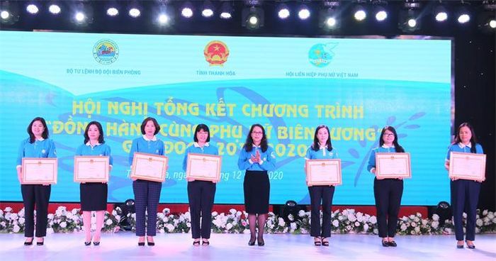 Đồng chí Hoàng Thị Hạnh, Thứ trưởng, Phó Chủ nhiệm Ủy ban Dân tộc tặng Bằng khen cho Hội Phụ nữ các tỉnh, thành phố có thành tích xuất sắc trong triển khai Chương trình "Đồng hành cùng phụ nữ biên cương" giai đoạn 2018-2020.