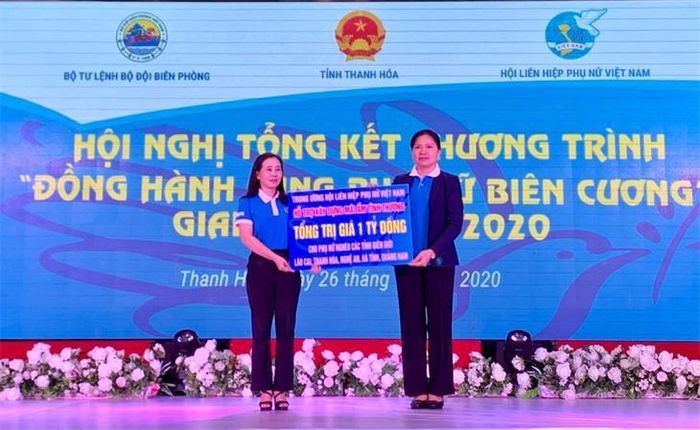 Đồng chí Hà Thị Nga, Chủ tịch Hội Liên hiệp Phụ nữ Việt Nam trao biển hỗ trợ xây dựng Mái ấm tình thương trị giá 1 tỉ đồng cho phụ nữ nghèo 5 tỉnh bị ảnh hưởng do mưa lũ.