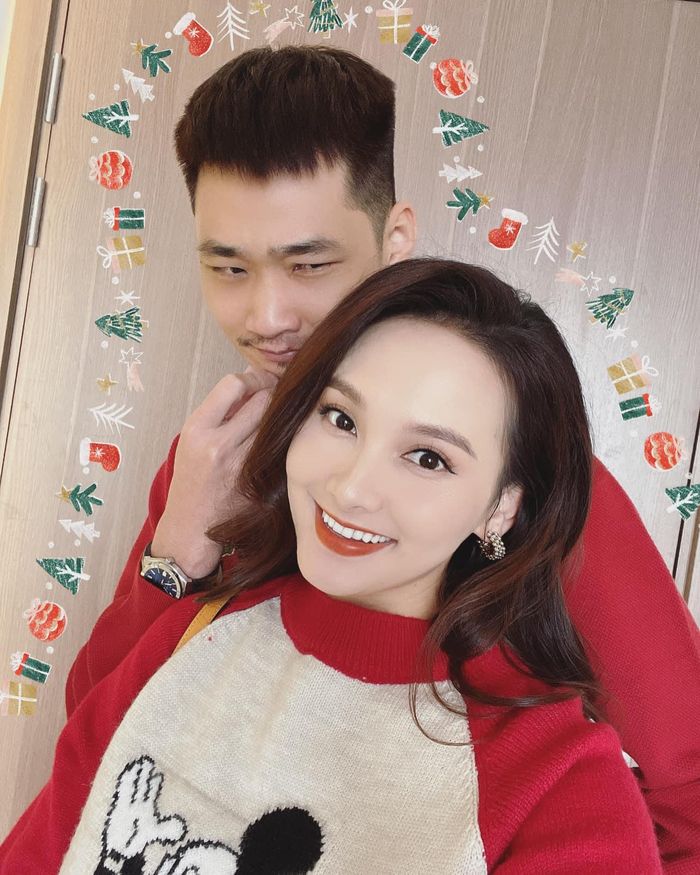 Bảo Thanh hạnh phúc diện áo đôi với anh nhà trong dịp Giáng Sinh. 