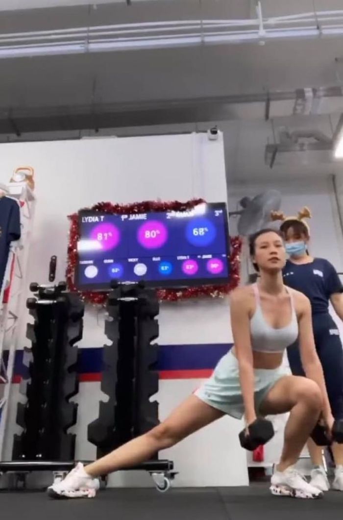 Hoàng Oanh tiết lộ bí quyết lấy lại vóc dáng sau sinh. Cụ thể, cô chia sẻ đoạn clip tập luyện chăm chỉ để truyền động lực tới fan. 