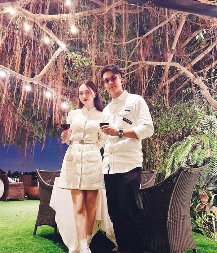 Hương Giang giản dị sánh đôi bên người yêu. 