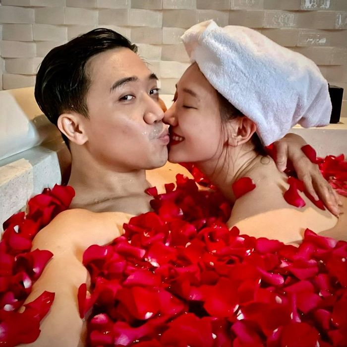 Trấn Thành tung ảnh "khóa môi" Hari Won kỉ niệm 4 năm ngày cưới khiến fan "đỏ mặt". 