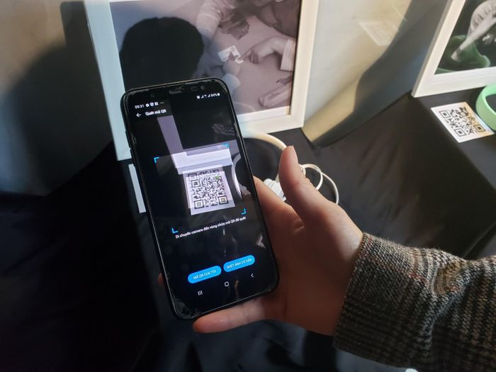 Khi quét mã QR, người xem triển lãm có thể nghe lại những câu chuyện của các trẻ tự kỷ tham gia dự án thông qua giọng đọc của các TNV