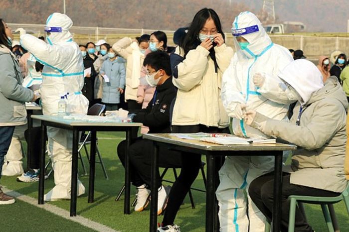 Các nhân viên y tế đang lấy mẫu xét nghiệm Covid-19 cho người dân ở Đại Liên, Trung Quốc. Ảnh: Global Times