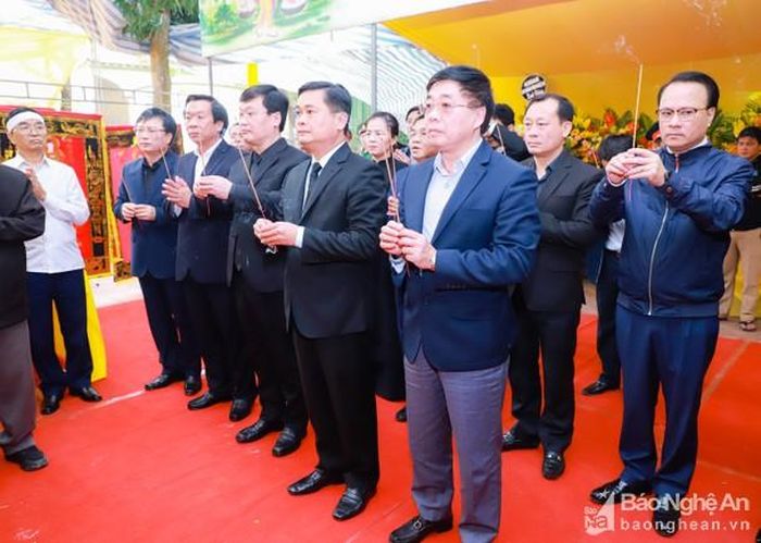 Các đồng chí lãnh đạo tỉnh thắp hương kính viếng đồng chí Nguyễn Văn Giản. Ảnh: Thành Duy