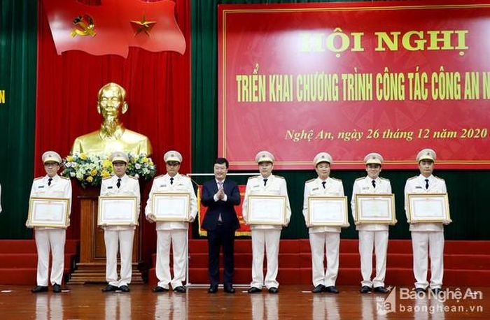 Đồng chí Nguyễn Đức Trung - Phó Bí thư Tỉnh ủy, Chủ tịch UBND tỉnh trao Bằng khen của Chính phủ cho 8 cá nhân của Công an tỉnh. Ảnh: Phạm Bằng