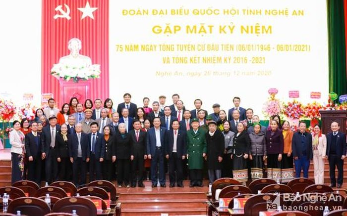 Các đại biểu dự Lễ kỷ niệm, gặp mặt chụp ảnh lưu niệm. Ảnh: Thành Duy