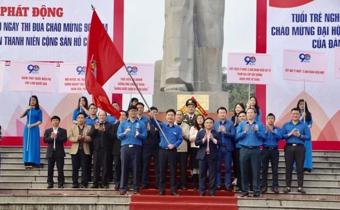 Đồng chí Ngọc Kim Nam trao cờ khởi động 90 ngày chào mừng 90 năm Ngày thành lập Đoàn TNCS Hồ Chí Minh cho tập thể cán bộ, ĐVTN tỉnh Nghệ An. Ảnh: Thanh Lê