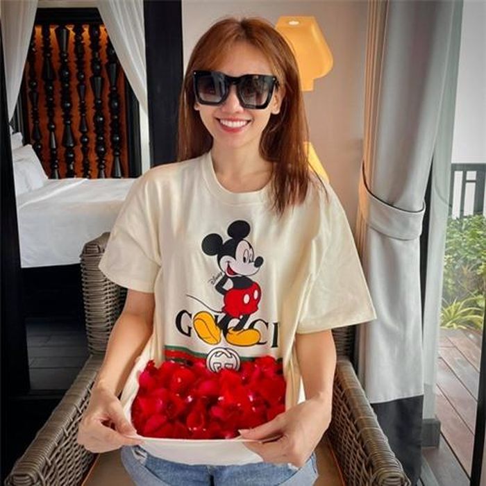 Hari Won thích thú với những cánh hoa hồng đỏ - biểu tượng của tình yêu - được rải nhiều nơi trong phòng khách sạn.
