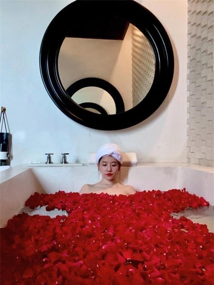 Đã lâu rồi Hari Won mới được thảnh thơi thư giãn như vậy. Cô tâm sự về cuộc sống vợ chồng bên Trấn Thành: "Em mong mọi thứ cứ như thế này trong nhiều năm nữa. Mong mỗi ngày đều thú vị, vui tươi và hạnh phúc".