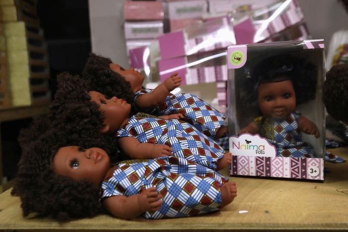 Búp bê tại xưởng của Naima Dolls ở Abidjan, Bờ Biển Ngà.