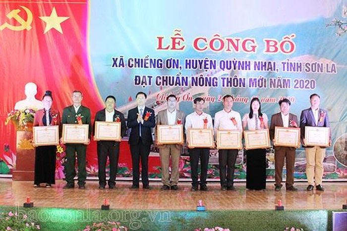 Các cá nhân có thành tích xuất sắc trong xây dựng NTM nhận Giấy khen của UBND huyện Quỳnh Nhai.