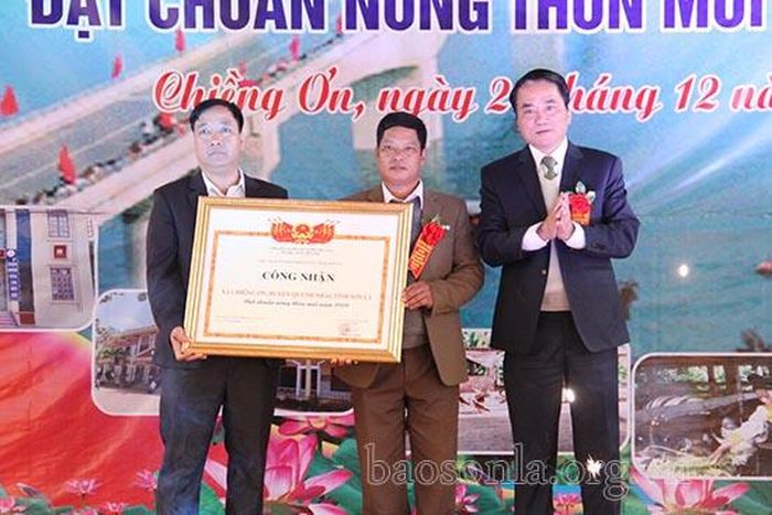 Đồng chí Lê Hồng Minh trao Bằng công nhận xã đạt chuẩn nông thôn mới cho xã Chiềng Ơn.