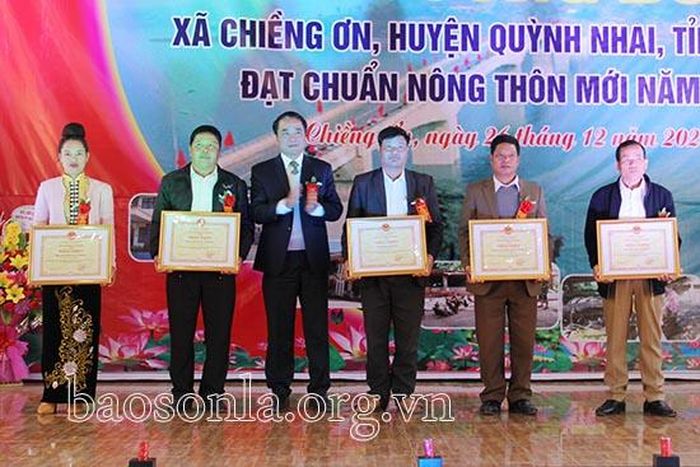 Đồng chí Lê Hồng Minh trao Bằng khen của UBND tỉnh cho các tập thể có thành tích xuất sắc trong xây dựng NTM.