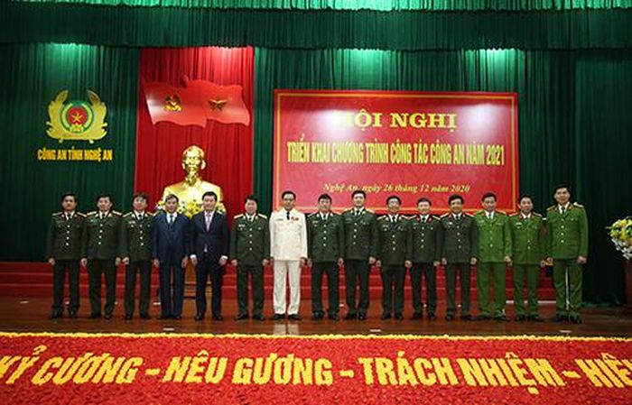 Các đại biểu chụp ảnh lưu niệm tại hội nghị