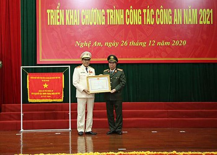 Thứ trưởng Bùi Văn Nam trao thưởng Huân chương Chiến công hạng ba của Chủ tịch nước cho Thiếu tướng Võ Trọng Hải, Giám đốc Công an tỉnh